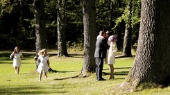 Fotograf Tärnor som springer brudpar kyss grön natur