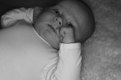 Fotograf allvarlig baby knytnäve B&W