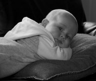 Fotograf Baby vilande på kudde B&W