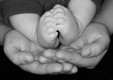 Fotograf bebis fötter B&W händer 