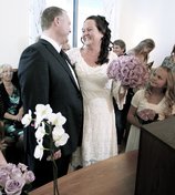 Fotograf bröllop par ler rosa lila rosor blommor