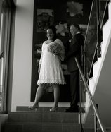 Fotograf B&W bröllop brudbukett trappa