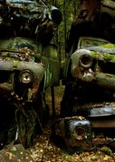 Fotograf 6 gamla bilar staplade på varandra i Veng