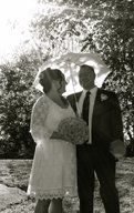 Fotograf B&W paraply träd natur rosor brudbukett bröllop