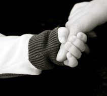 Fotograf baby hands pekfinger B&W
